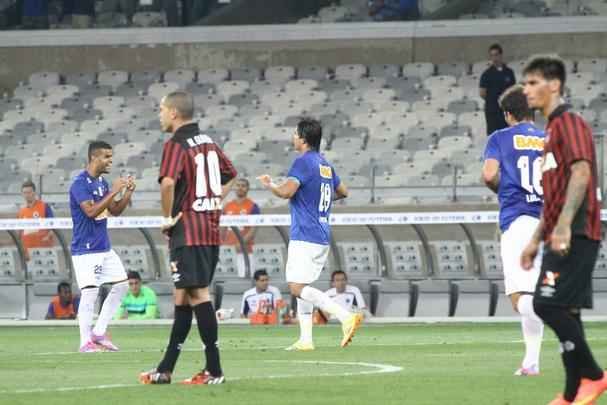 Cruzeiro e Atltico-PR se enfrentam no Mineiro pela 22 rodada do Campeonato Brasileiro