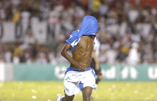 No primeiro turno do Brasileiro de 2008, Cruzeiro e Atltico empatavam em 1 a 1 at os 46 minutos do segundo tempo, quando Ramires marcou o gol da vitria celeste e comemorou com a camisa sobre a cabea.