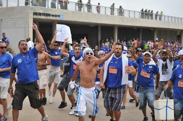 Torcida celeste ocupou 90% do estdio e realizou uma grande festa