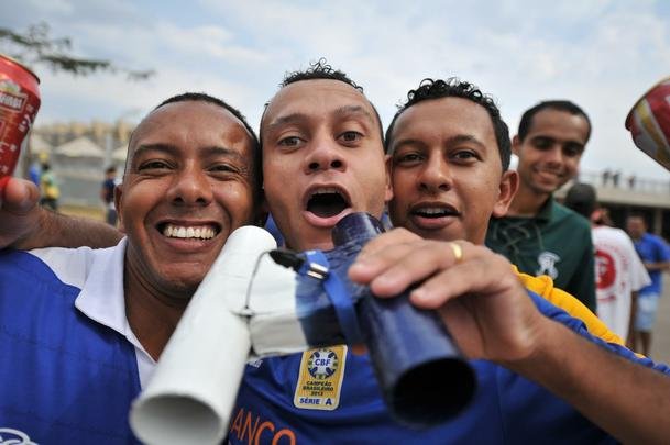 Torcida celeste ocupou 90% do estdio e realizou uma grande festa