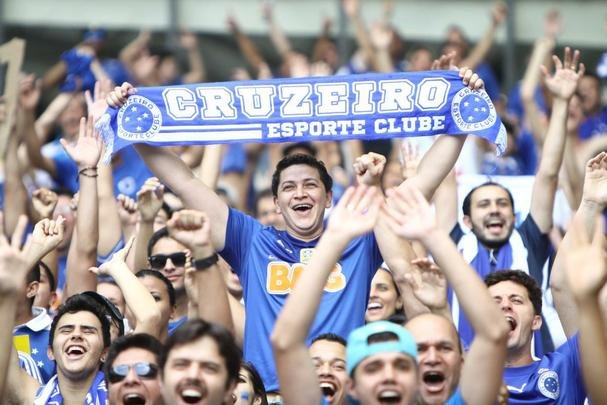 Torcida celeste ocupou 90% do estdio e realizou uma grande festa
