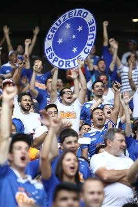 Torcida celeste ocupou 90% do estdio e realizou uma grande festa