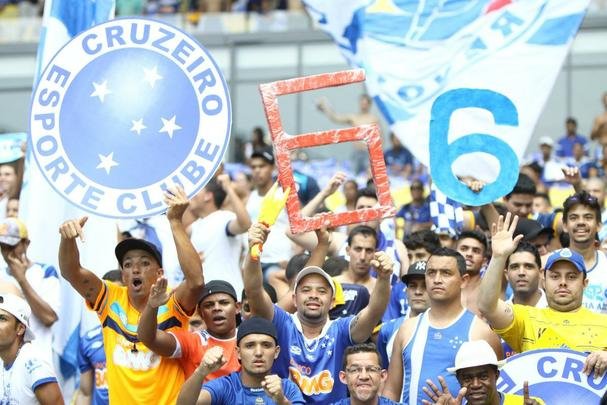 Torcida celeste ocupou 90% do estdio e realizou uma grande festa