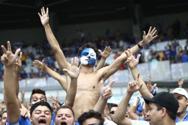 Torcida celeste ocupou 90% do estdio e realizou uma grande festa