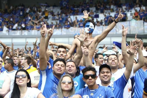 Torcida celeste ocupou 90% do estdio e realizou uma grande festa
