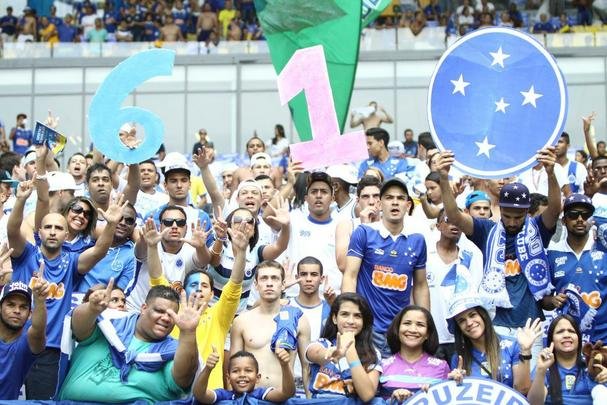 Torcida celeste ocupou 90% do estdio e realizou uma grande festa