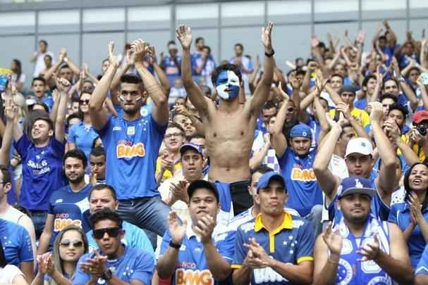 Torcida celeste ocupou 90% do estdio e realizou uma grande festa