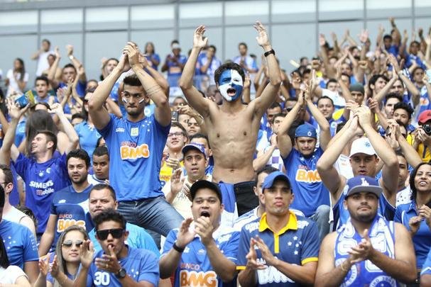 Torcida celeste ocupou 90% do estdio e realizou uma grande festa