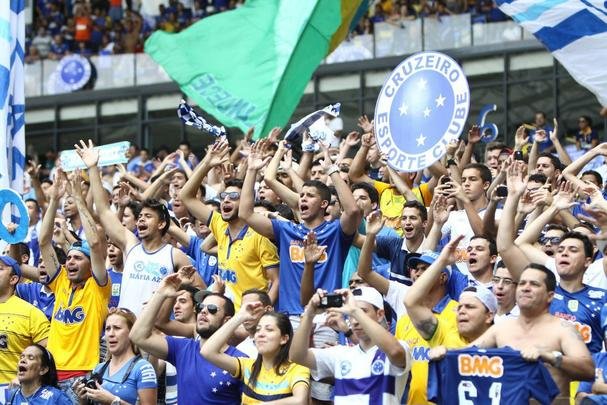 Torcida celeste ocupou 90% do estdio e realizou uma grande festa