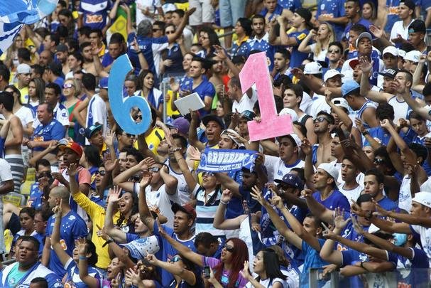 Torcida celeste ocupou 90% do estdio e realizou uma grande festa