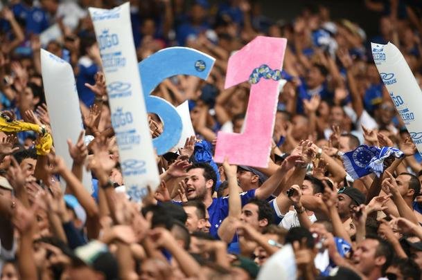 Torcida celeste ocupou 90% do estdio e realizou uma grande festa