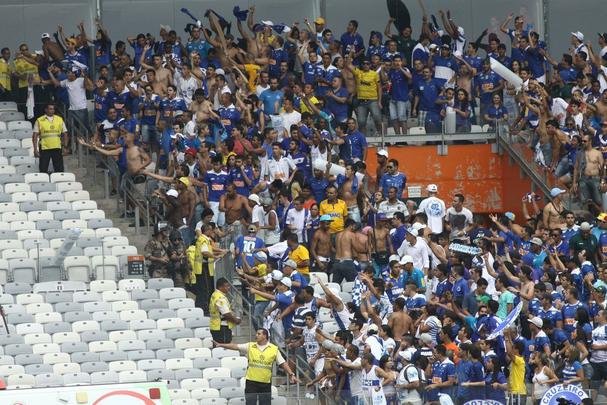 Torcida celeste ocupou 90% do estdio e realizou uma grande festa