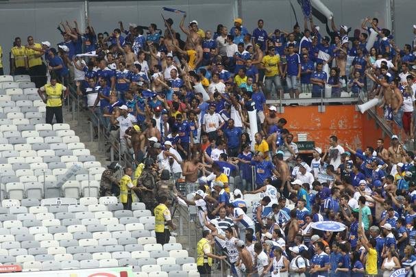 Torcida celeste ocupou 90% do estdio e realizou uma grande festa