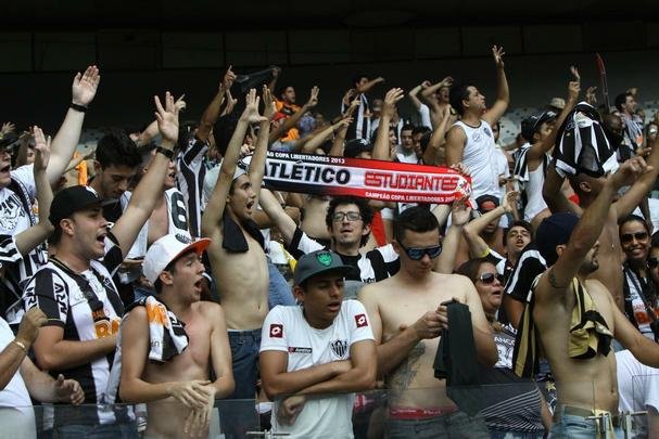 Torcedores do Galo dentro do Mineiro no clssico contra o Cruzeiro, pelo Brasileiro