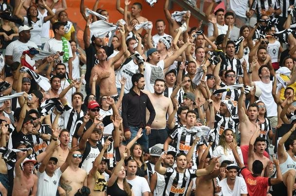 Torcedores do Galo dentro do Mineiro no clssico contra o Cruzeiro, pelo Brasileiro