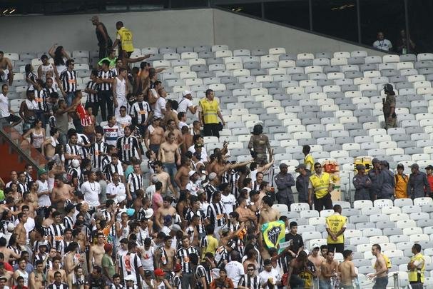 Torcedores do Galo dentro do Mineiro no clssico contra o Cruzeiro, pelo Brasileiro