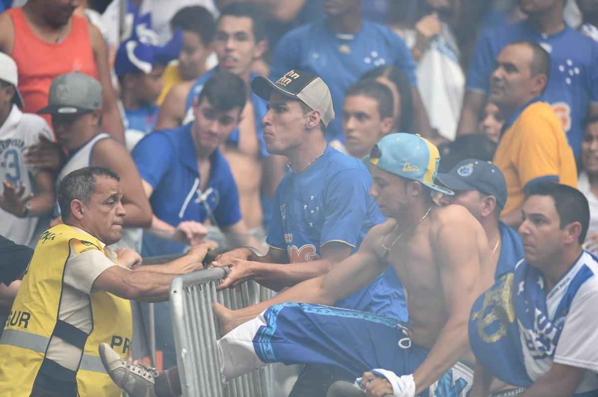 Torcedores no se importaram com a presena da PM, jogaram bombas e se envolveram em mais confuso