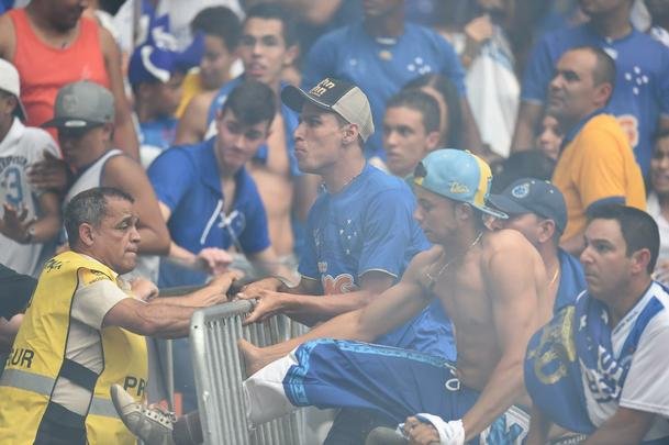 Torcedores no se importaram com a presena da PM, jogaram bombas e se envolveram em mais confuso