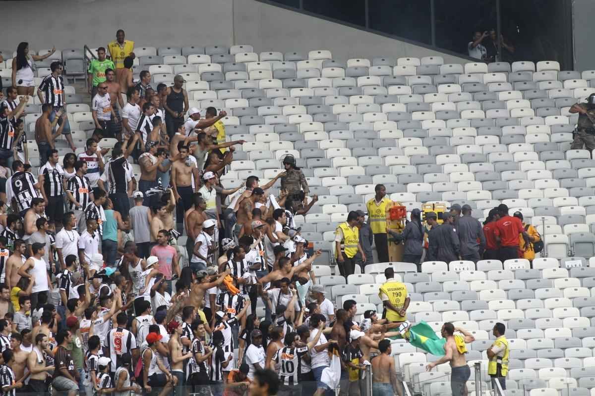 Torcedores no se importaram com a presena da PM, jogaram bombas e se envolveram em mais confuso