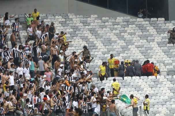 Torcedores no se importaram com a presena da PM, jogaram bombas e se envolveram em mais confuso