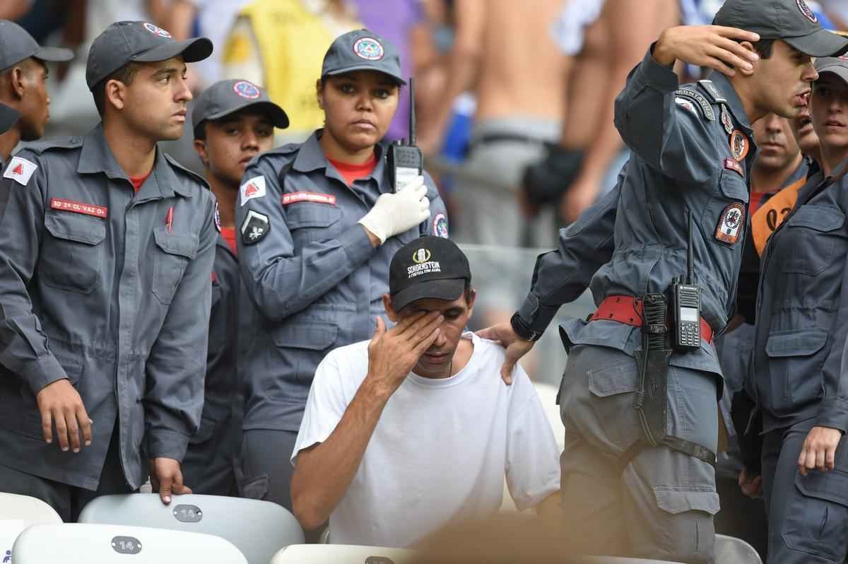 Torcedores no se importaram com a presena da PM, jogaram bombas e se envolveram em mais confuso