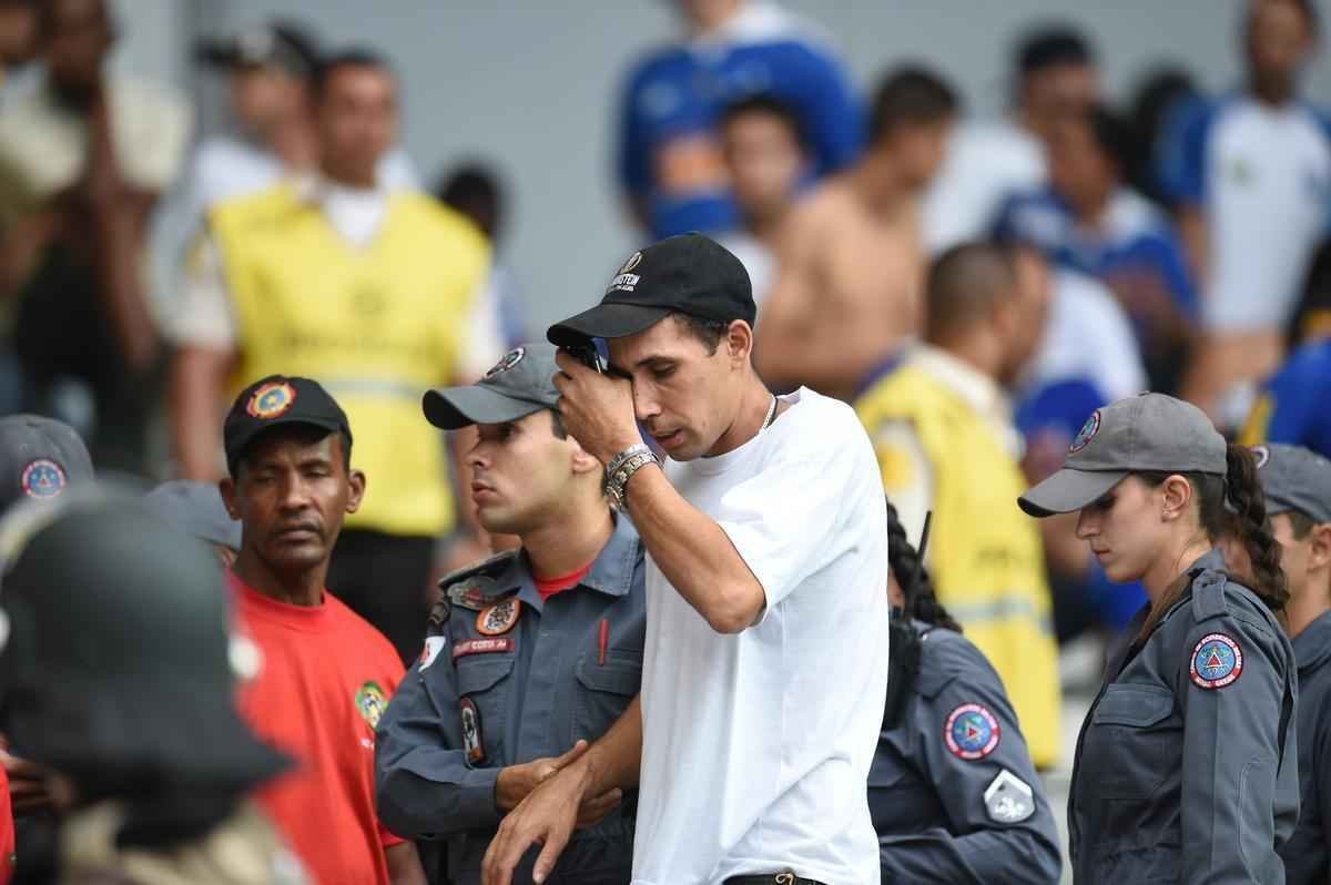 Torcedores no se importaram com a presena da PM, jogaram bombas e se envolveram em mais confuso