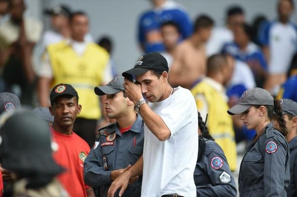 Torcedores no se importaram com a presena da PM, jogaram bombas e se envolveram em mais confuso