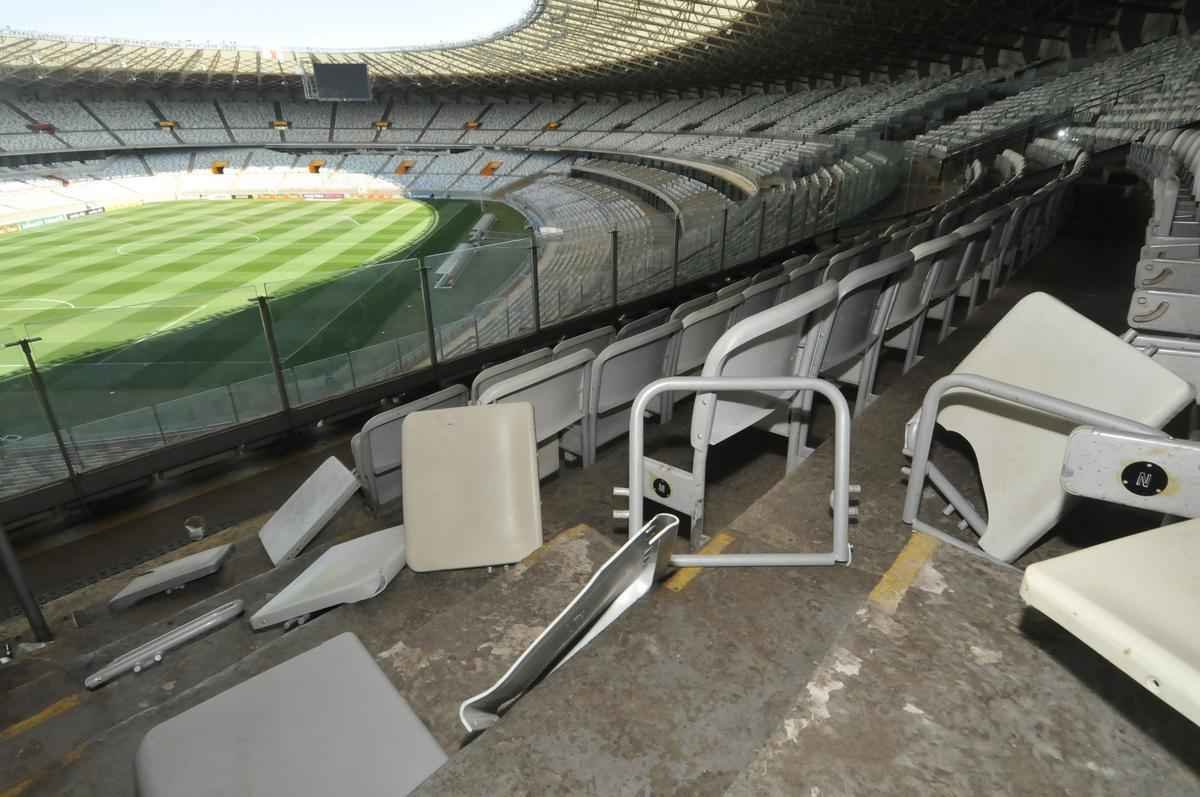 Vrias cadeiras dos setores destinados  torcida do Atltico, no Mineiro, foram quebradas ou danificadas durante o clssico