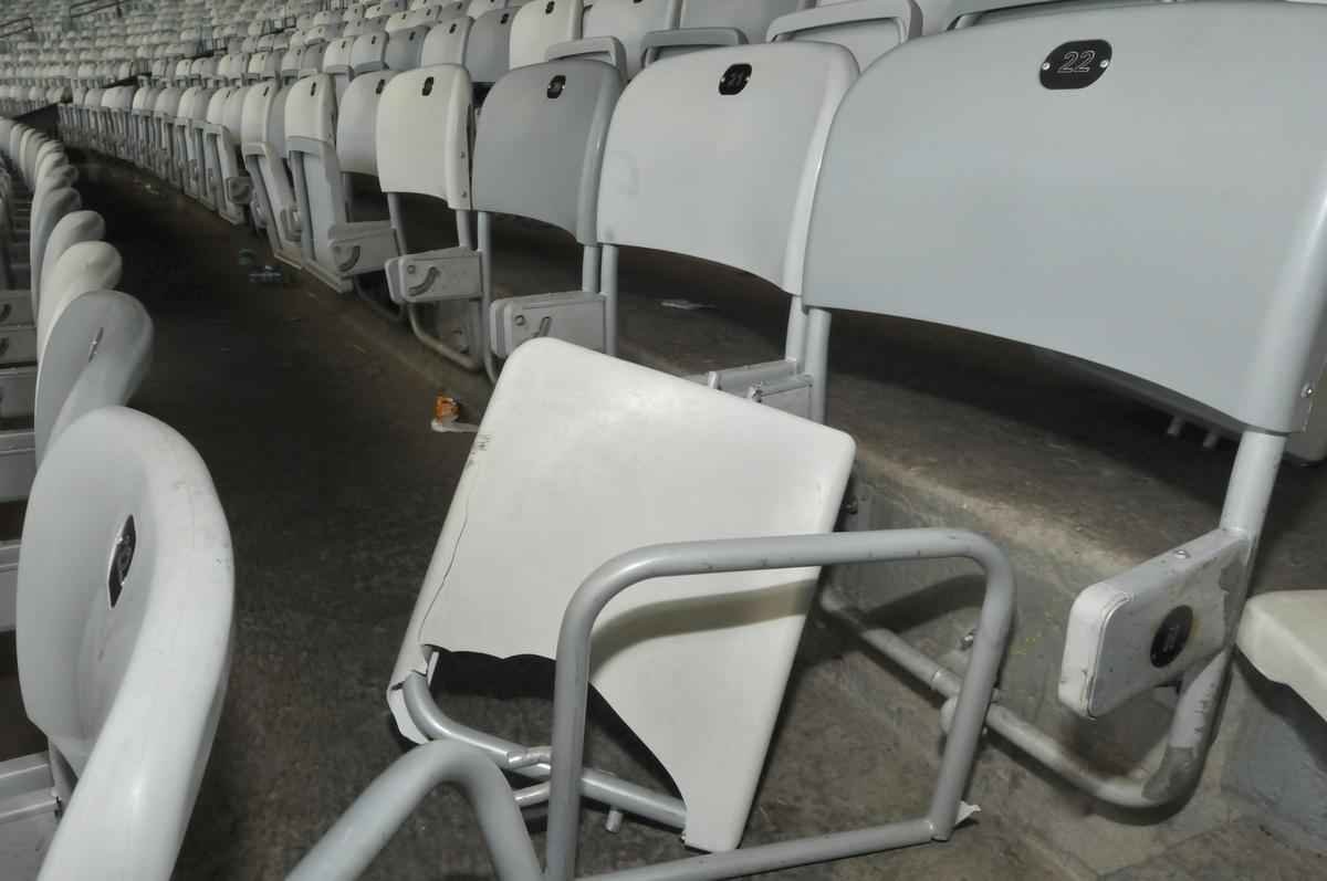 Vrias cadeiras dos setores destinados  torcida do Atltico, no Mineiro, foram quebradas ou danificadas durante o clssico