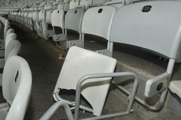 Vrias cadeiras dos setores destinados  torcida do Atltico, no Mineiro, foram quebradas ou danificadas durante o clssico
