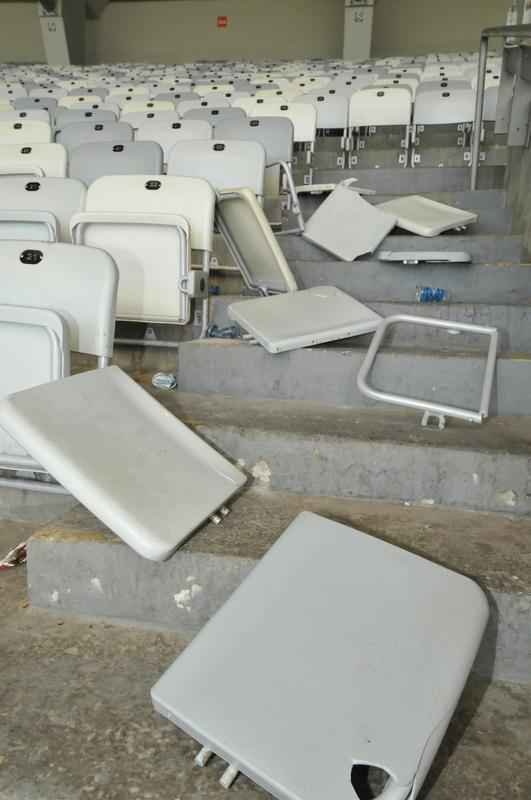 Vrias cadeiras dos setores destinados  torcida do Atltico, no Mineiro, foram quebradas ou danificadas durante o clssico