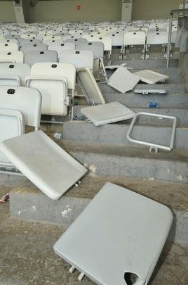 Vrias cadeiras dos setores destinados  torcida do Atltico, no Mineiro, foram quebradas ou danificadas durante o clssico
