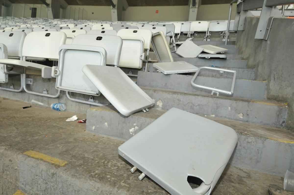 Vrias cadeiras dos setores destinados  torcida do Atltico, no Mineiro, foram quebradas ou danificadas durante o clssico