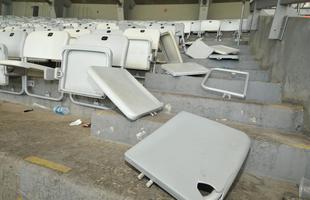 Vrias cadeiras dos setores destinados  torcida do Atltico, no Mineiro, foram quebradas ou danificadas durante o clssico