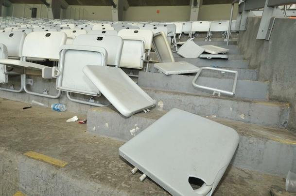 Vrias cadeiras dos setores destinados  torcida do Atltico, no Mineiro, foram quebradas ou danificadas durante o clssico