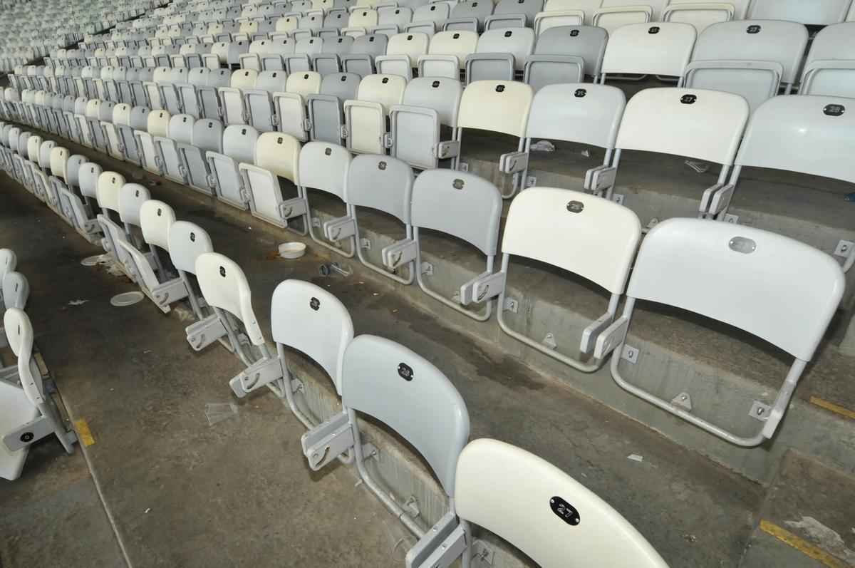 Vrias cadeiras dos setores destinados  torcida do Atltico, no Mineiro, foram quebradas ou danificadas durante o clssico