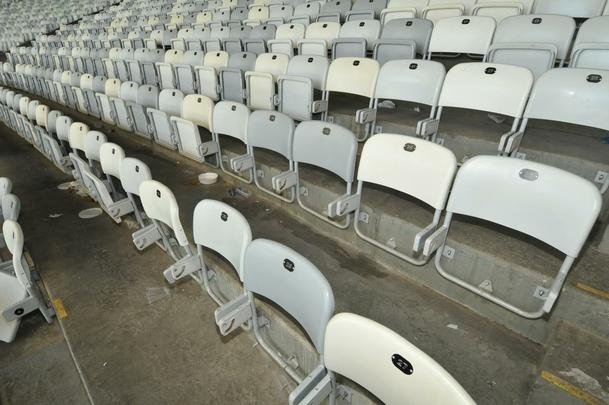 Vrias cadeiras dos setores destinados  torcida do Atltico, no Mineiro, foram quebradas ou danificadas durante o clssico