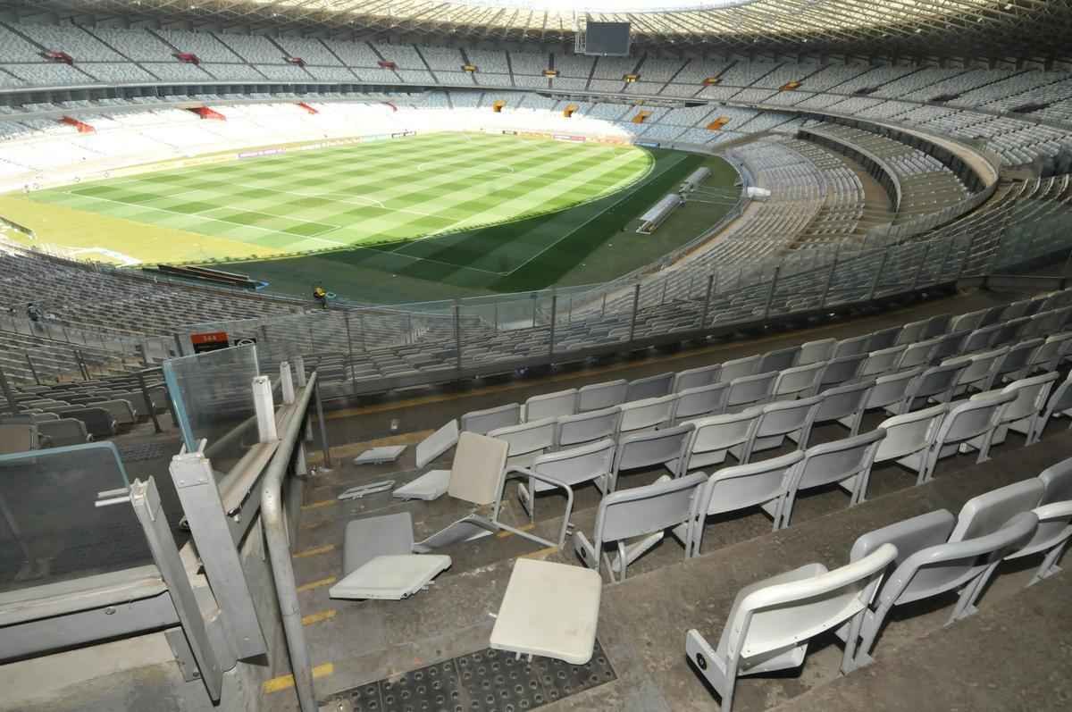 Vrias cadeiras dos setores destinados  torcida do Atltico, no Mineiro, foram quebradas ou danificadas durante o clssico