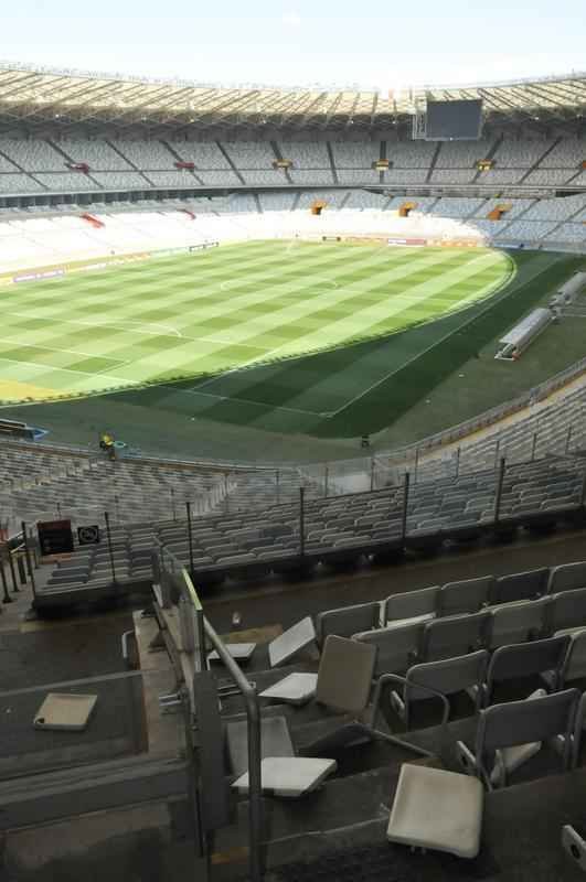 Vrias cadeiras dos setores destinados  torcida do Atltico, no Mineiro, foram quebradas ou danificadas durante o clssico