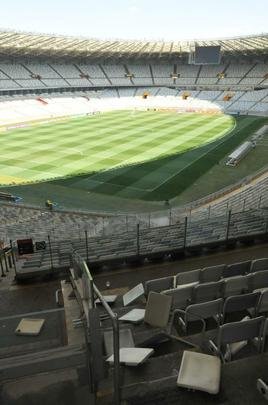 Vrias cadeiras dos setores destinados  torcida do Atltico, no Mineiro, foram quebradas ou danificadas durante o clssico