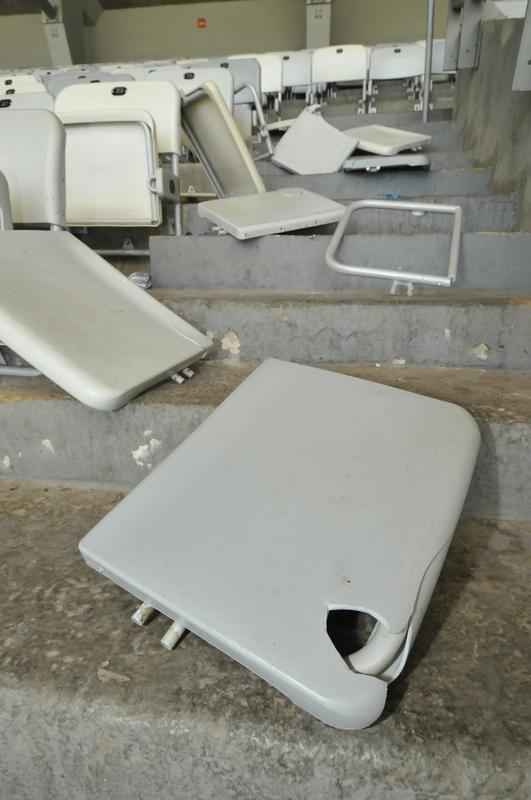Vrias cadeiras dos setores destinados  torcida do Atltico, no Mineiro, foram quebradas ou danificadas durante o clssico