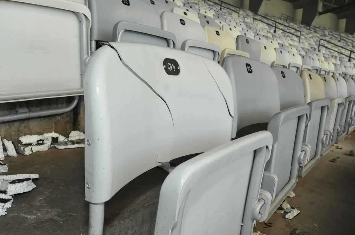 Vrias cadeiras dos setores destinados  torcida do Atltico, no Mineiro, foram quebradas ou danificadas durante o clssico