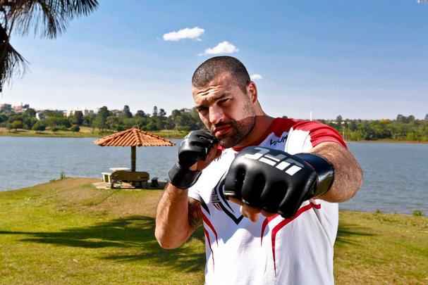 Lanamento do primeiro UFC em Uberlndia - Mauricio Shogun posa no Parque do Sabi