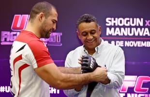 Lanamento do primeiro UFC em Uberlndia - Shogun pe as luvas do UFC no prefeito Gilmar Machado