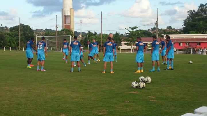 Jogadores do Cruzeiro realizaram um racho no CT do Nutico, nesta sexta