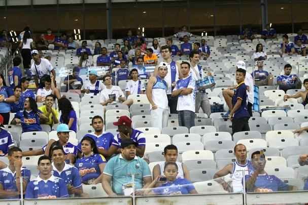 Punidas pelo Ministrio Pblico com banimento dos estdios brasileiros por seis meses por conta dos episdios de violncia ocorridos no clssico contra o Atltico, as torcidas Pavilho Independente e Mfia Azul levaram faixas e bandeiras ao Mineiro nesta quarta-feira, durante jogo contra o ABC de Natal, pela Copa do Brasil. A punio deve comear a ser cumprida na sexta-feira, vspera da partida contra o Inter pelo Campeonato Brasileiro. Os integrantes das faces estaro proibidos de frequentar estdios e seus arredores, num raio de cinco quilmetros, nos dias de jogos. No ser permitido o acesso de pessoas com vestimentas, faixas, bandeiras ou bons alusivos s agremiaes. A medida educativa se estende aos cinco prximos clssicos.