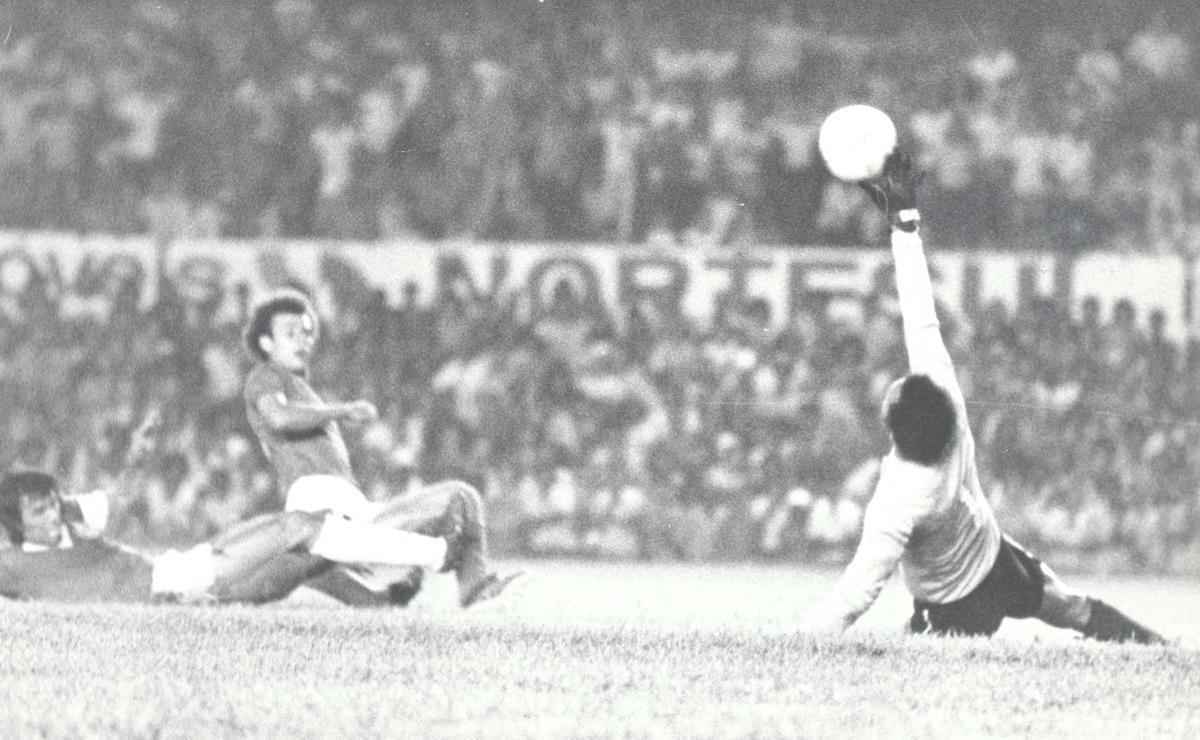 Na Libertadores de 1976, Cruzeiro e Inter fizeram um duelo pico no Mineiro. A Raposa venceu por 5 a 4 a partida que, para muitos, foi a maior da histria do estdio, diante de 65.463 pagantes. 