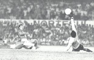 Na Libertadores de 1976, Cruzeiro e Inter fizeram um duelo pico no Mineiro. A Raposa venceu por 5 a 4 a partida que, para muitos, foi a maior da histria do estdio, diante de 65.463 pagantes. 