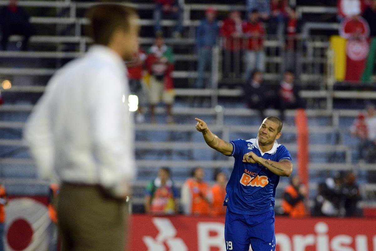 No caminho do tricampeonato brasileiro do Cruzeiro, em 2013, o clube celeste conseguiu uma importante vitria sobre o Inter no Sul, por 2 a 1, com gols de Nilton e Willian