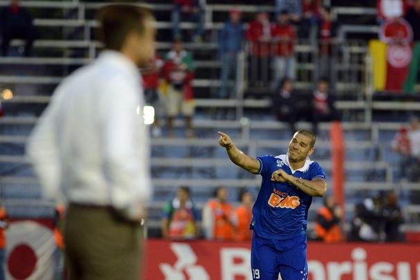 No caminho do tricampeonato brasileiro do Cruzeiro, em 2013, o clube celeste conseguiu uma importante vitória sobre o Inter no Sul, por 2 a 1, com gols de Nilton e Willian